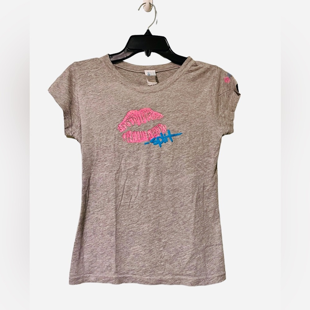 Split Beachwear Vintage Lip Graphic Grey Fitted Baby Tee